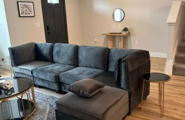 Loop, New Luxurious Large 3BR House, Sleeps 11 with Free Parking - Photo 18
