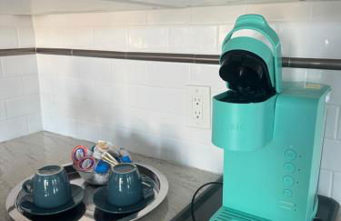 One bedroom with modern kitchen, balcony with water view - Foto 9