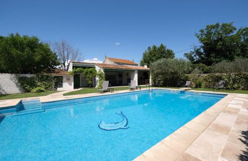 vacation rental with pool and poolhouse, close to arles in moulès- sleeps 8 - Foto 1