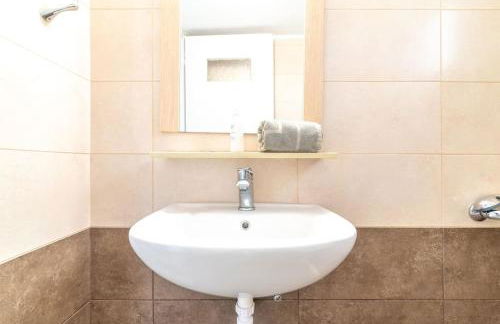 white house by the sea - Photo 8