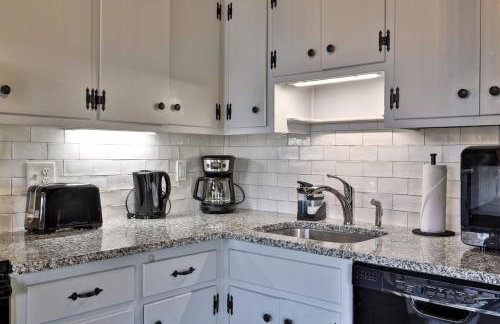 RoundTop Chalet - Hot Tub, Fire Pit & Mountain Views near Killington & Okemo - Foto 27