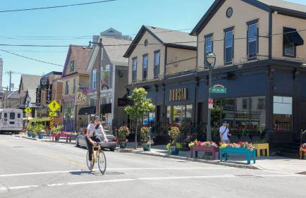 Artsy 4 Bedroom Home, Steps from Dining & Shops - Foto 17