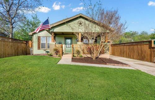 Stockyards 5 mins!-New!-Sleeps 8. Cowboy Bungalow - Foto 18