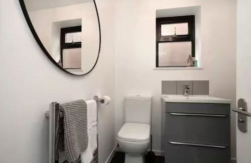 Stylish 2-Bed Home in Nottingham WiFi - Pass the Keys - Photo 17