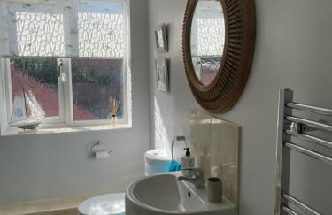 Bramblebee Cottage Salthouse - Photo 9