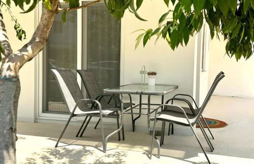 Minimalist Seaside Apartment with Private Patio and Parking - Blue Zone Homes - Foto 12