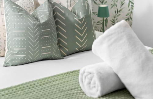 Spacious 5 Bedroom & 5 Bathrooms House - Garden - Parking - Netflix 376MW - Foto 52