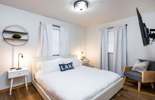 5BR Lakefront Getaway with hot tub - Foto 12