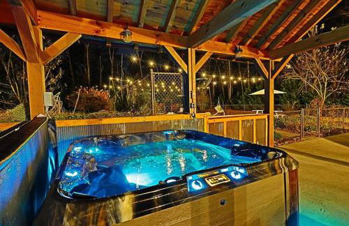 Luxury Cabin with Heated Pool, Hot-Tub & Deluxe Outdoors - Photo 2