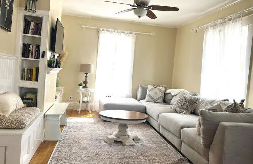 Main House - 3 Story 5 Bed 3 Bath Private Deck Courtyard Pet Friendly fee applies - Photo 8