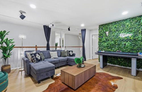 4BR w Pool Cinema Room, Mini Golf & EV - Photo 16