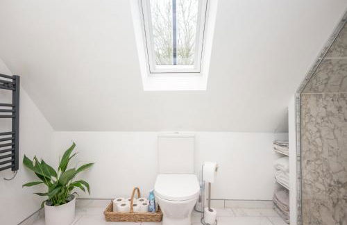 Peaceful Stylish Entire Apartment - Views, Gardens, Firepit, Balcony - Photo 10