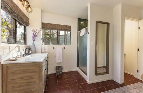 Log Cabin sleeps 20 with hot tub, EV Charger, firepit - Foto 52