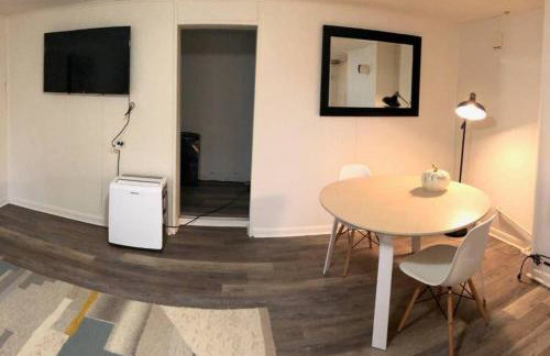 Walk to Hospital, Heart of Cville, Fenced backyard - Foto 8