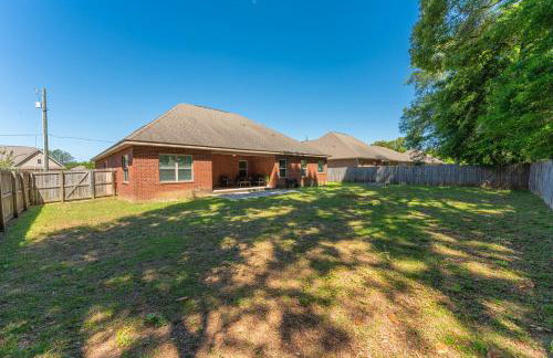 Cozy Retreat with Patio, Big Kitchen and Fishing Nearby - Foto 46