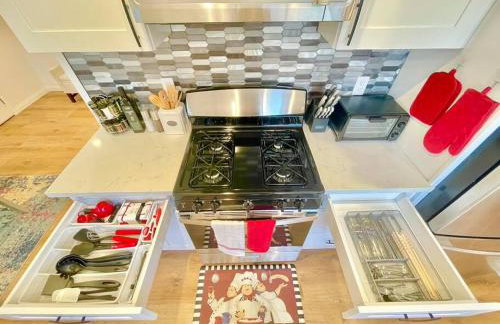 New Charming Spacious Disneyland Pool Home - Photo 10