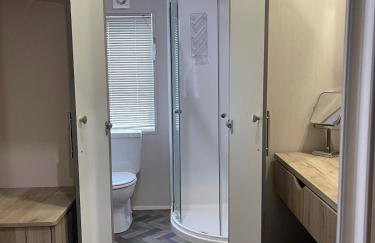 Elegant Lodge in Peaceful Holiday Resort - Photo 9