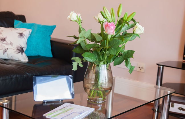 Canary Wharf Luxury River view apartment - Photo 14