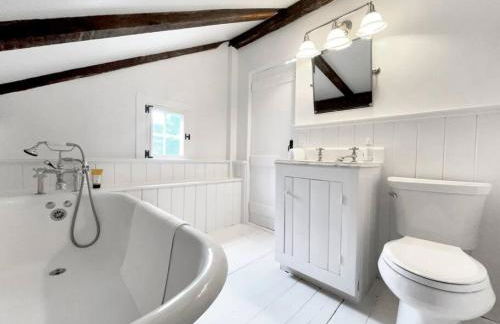 Historic Estate - 5 min to Mohawk Mt Ski Resort - Foto 28