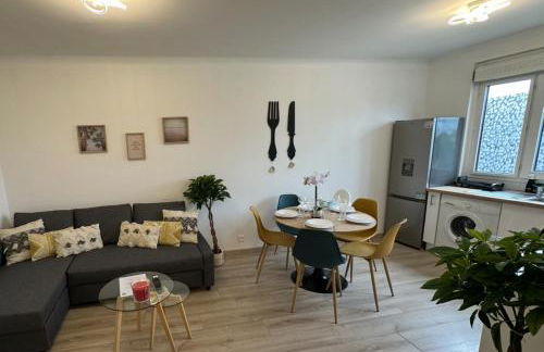 PARIS-MONTROUGE Magnifique Appartement 2 pièce de 36m2 - très cosy pour 1 à 5 personnes refait à neuf - ENTIRE APARTMENT LUXIRIOUS AND WARM - Montrouge Paris 14ème - Proche Aéroport Orly & Parc Expositions Porte de Versailles FREE WIFI GRATUIT - Foto 3