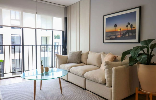 w Lively 2BR With Balcony in Miraflores - Photo 2
