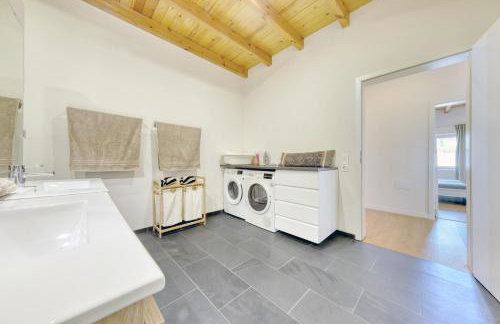 Chalet Emily Alpine Chic with Hot Tub and Ocean View By Lanzarote Vacation Homes - Foto 25