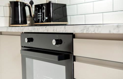 Lovely 2 Bedroom House - Free Parking - Accommodation near QMC Hospital & University of Nottingham - Suitable for Short Stays & Long Stays - Photo 6