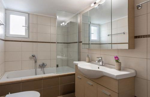 Plaka's House - Photo 20