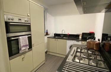 A spacious & modern 3-bed home - Foto 4