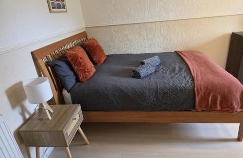 3BR House with Parking 10 Mins to Airport Sleeps 6 - Foto 9