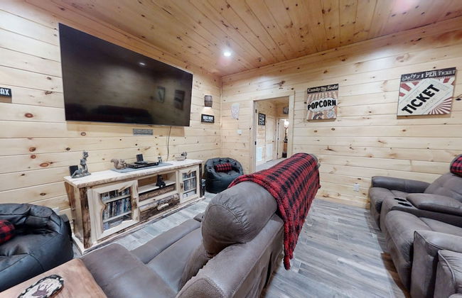 Lazy Bear Lodge 5 Bedroom Cabin by RedAwning - Photo 29