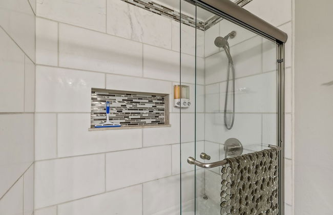 Spacious Canyon Peak Pine View Home Game Room Hot Tub - Photo 52