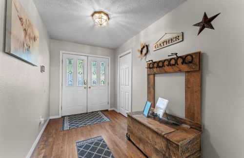 Lakefront Retreat with Deck Movie Room and Yard - Foto 49