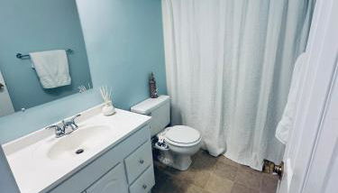 Cozy Home Walking Distance from Beach with Private Patio - Foto 4