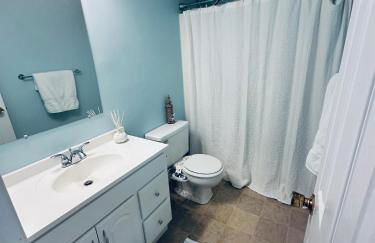 Cozy Home Walking Distance from Beach with Private Patio - Foto 4