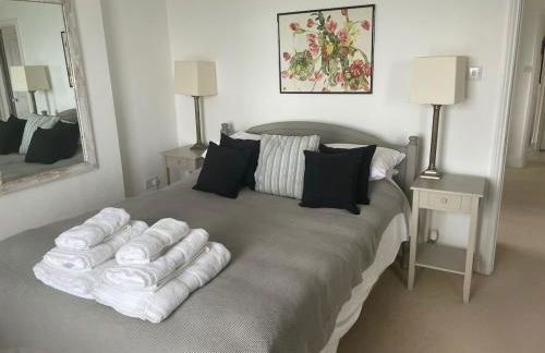 Elm Lodge charming with stunning coastal views! - Photo 1