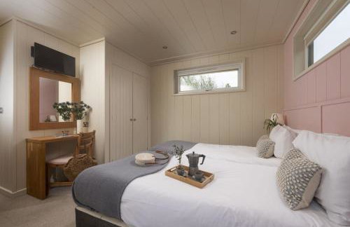 Cedar Lodge, Strawberryfield Park - Photo 6