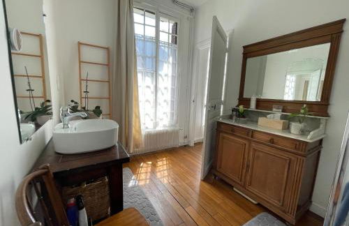 Chez Hélène, calme et verdure au centre historique - Foto 3