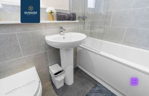 L1 - INVOICE and REDUCED PRICE only via SUNRISE SHORT LETS DUNDEE, Large 4 Bedroom House with 6 Beds and 3 bathrooms, TVs in each room, Free Parking, Fully Equipped, Local Amenities, Easy Ring Road Access, Special Rates and ONLY 9 Mins to STANNERGATE Port - Foto 29