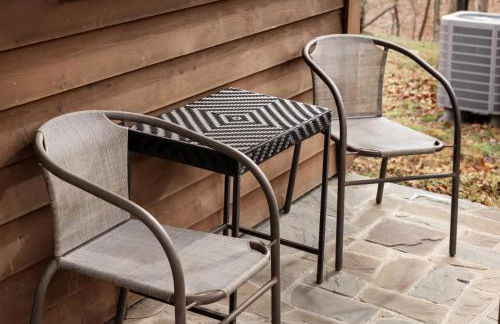 Two Cabins Retreat in Woods Resort - Dog-Friendly - Foto 36