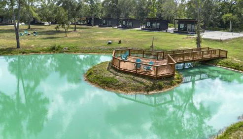 Tranquil Tiny Home Resort with Heated Pool & Goats near Houston, Hempstead Texas - Foto 4