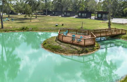 Tranquil Tiny Home Resort with Heated Pool & Goats near Houston, Hempstead Texas - Foto 4