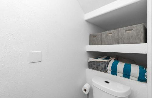 Summer Bliss 3BR Home, Walk to Beach Master Suite Sleeps 9 - Foto 50