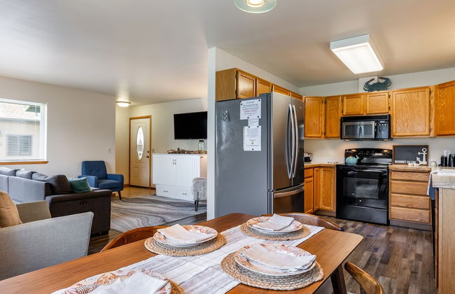 Seaside Getaway by Avantstay Deck w Views - Photo 12