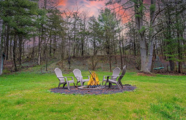 Charcoal Chalet by Avantstay A+ Design w/ Firepit - Foto 29