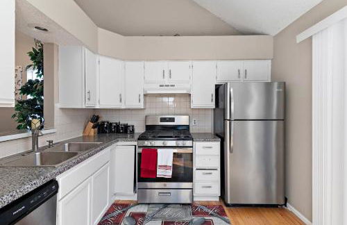 Townhouse in Lenexa by YDSH GuestMind - Foto 16