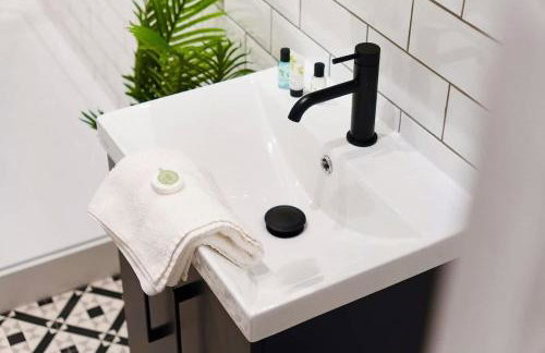 Central Location 3BR Home on Gladstone Street - Photo 38