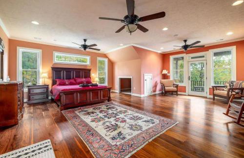 Riverbend Lodge Spacious Riverfront Home with Hot Tub Pool & Mountain view - Foto 37