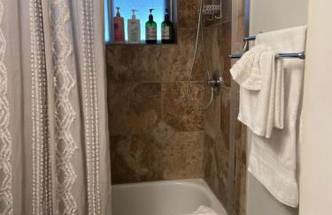 Cozy Home with Sparkling Pool/Pet Friendly - Photo 22