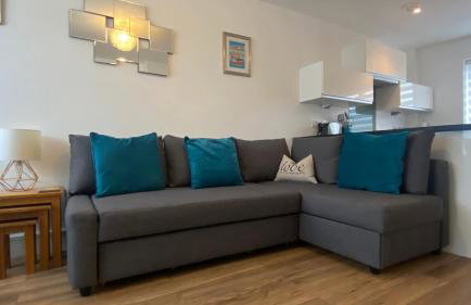 Comfy 2 bed house located at Wareham train station - Photo 2